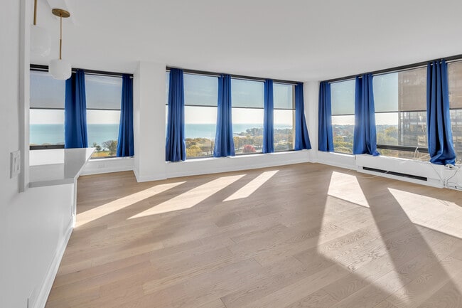 Building Photo - 5445 N Sheridan Rd