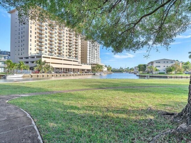 Foto del edificio - 300 Layne Blvd