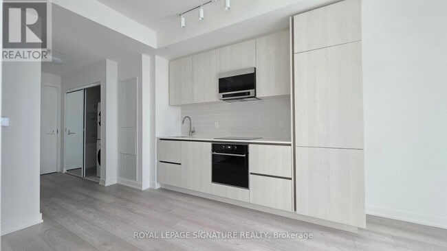 Photo du bâtiment - 110 Broadway Ave