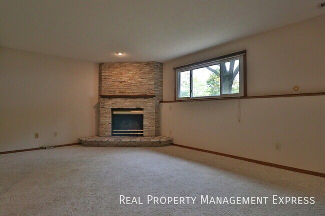 Foto del edificio - 3 Bedroom 2 Bathroom Home with a Fireplace...