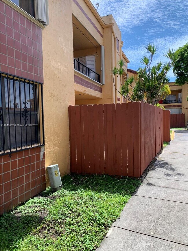 Foto del edificio - 10861 NW 7th St