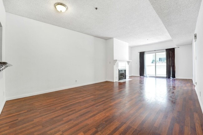 Building Photo - One Bedroom Condo in Montrose/Glendale