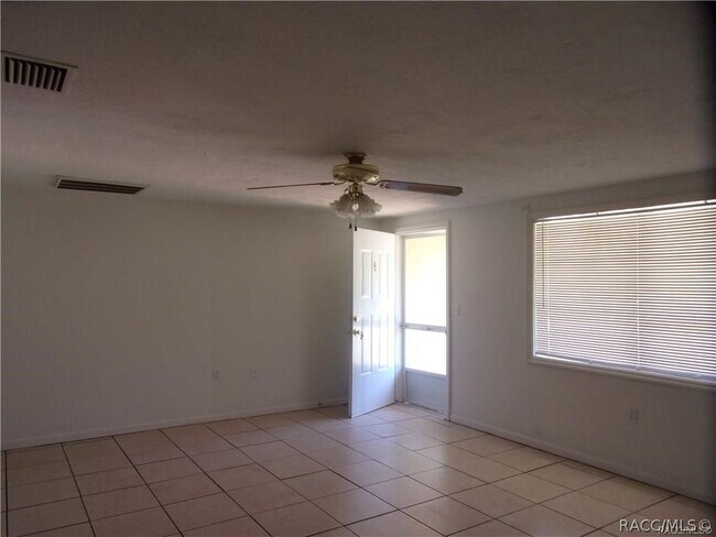 Foto del edificio - 28 N Davis St