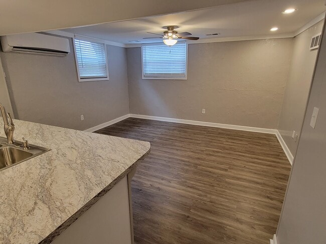 Building Photo - 812