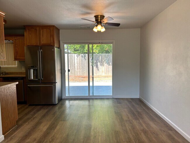 Foto del edificio - 2504 Forestview Drive - Price Drop!!