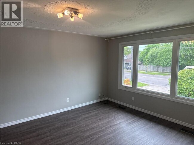 Photo du bâtiment - 333 Belmont Ave W