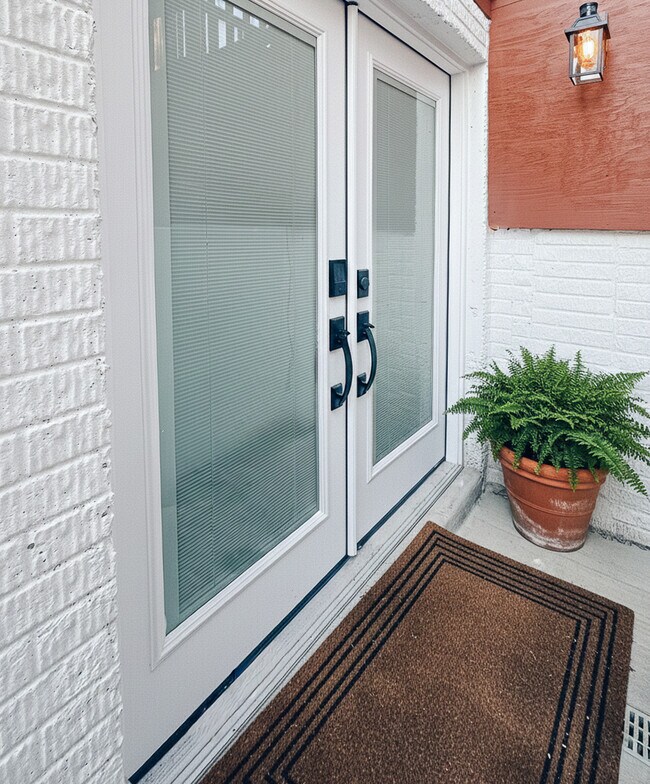 Entrada privada con cerradura inteligente. - 6471 Grommet Dr