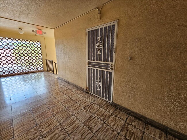 Foto del edificio - 8990 SW 24th St