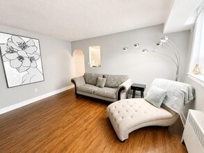 Building Photo - 372 Wellington Heights