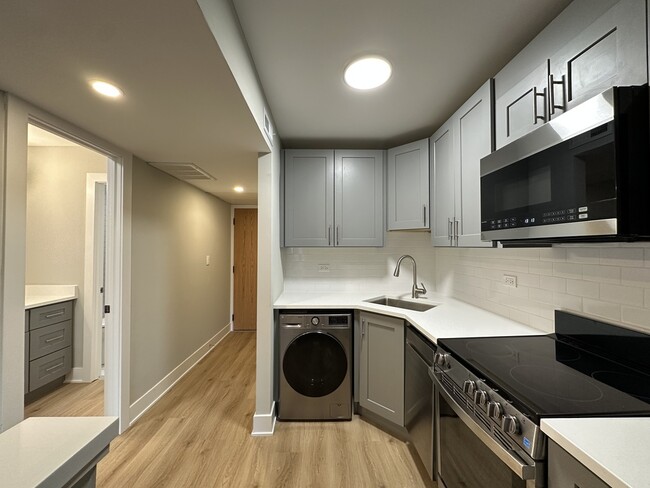 Building Photo - 1225 N LaSalle St