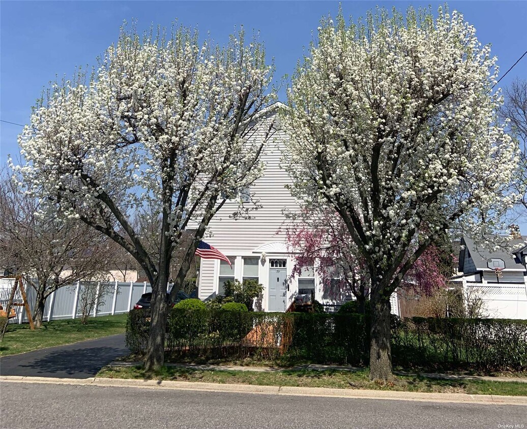 59 Brookside Ave, North Babylon, NY 11703 House Rental in North