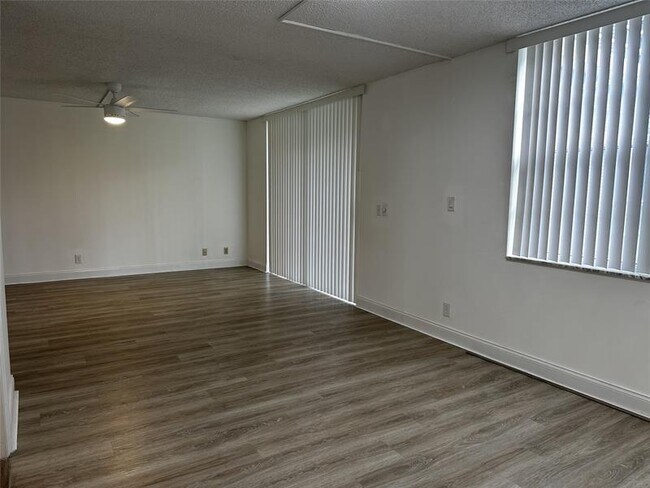 Foto del edificio - 6300 NW 2nd Ave