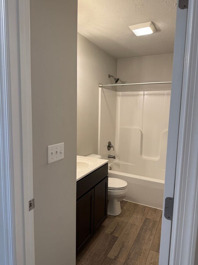 Building Photo - Beautiful 3 bedroom, 2.5 bath townhouse av...