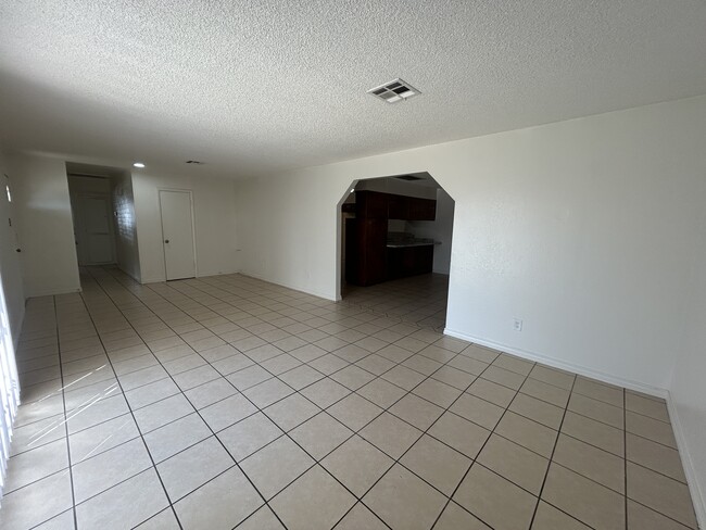 Building Photo - 6106 W Clarendon Ave