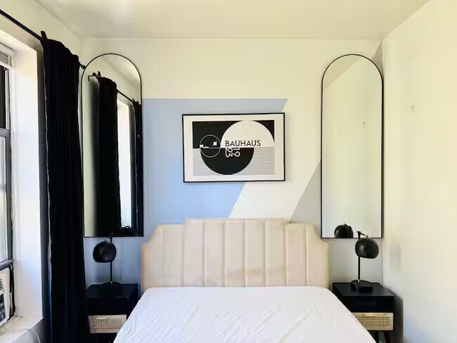 Foto del edificio - Furnished room/NOT APARTMENT
