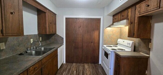 Foto del edificio - Available Now! 2 Bedroom 1 Bath Townhome in White Oak!