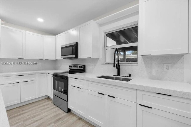 Building Photo - 331 W 40th Pl