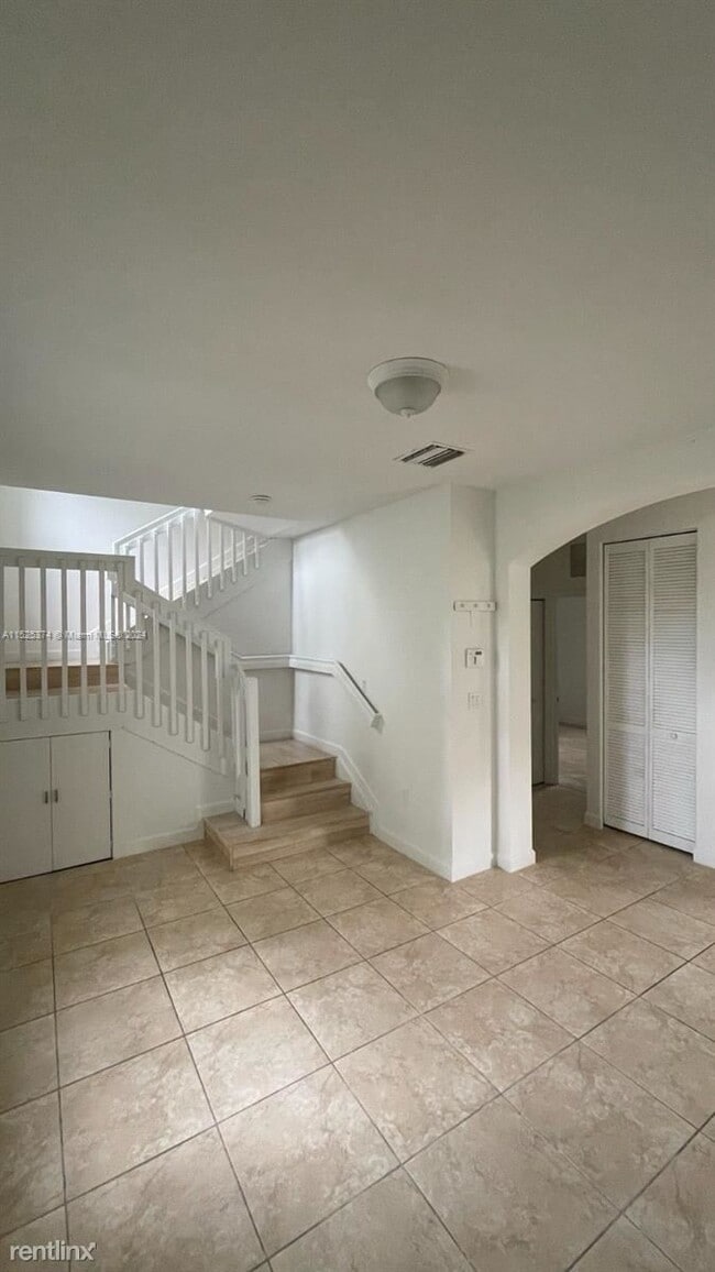 Building Photo - 3 br, 3 bath House - 2934 SE 1st Dr Unit 10