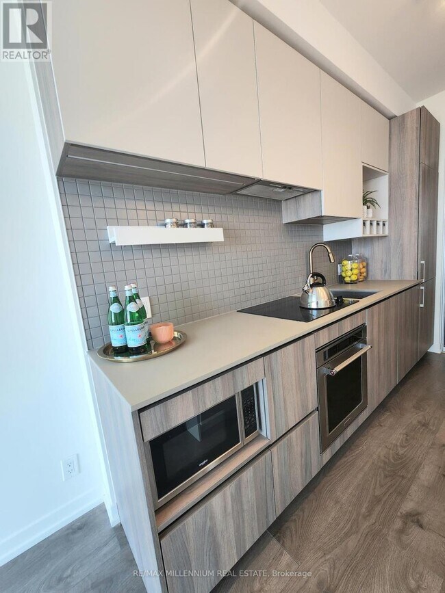 Photo du bâtiment - 950-3950 Portage Pkwy