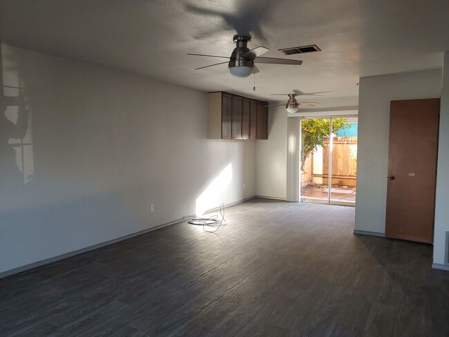 Foto del edificio - Now Leasing – Beautiful 3 Bedroom Townhome...