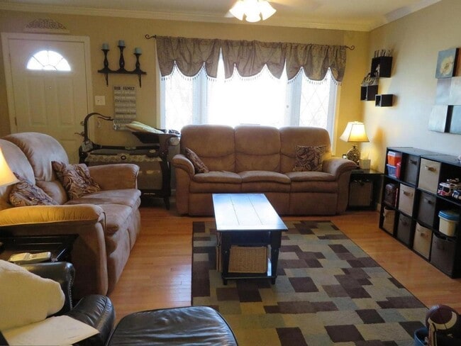 Building Photo - Beautiful 3 BR/2.5 BA Townhome in Millersv...