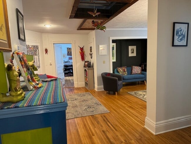 Building Photo - 775 University Ave