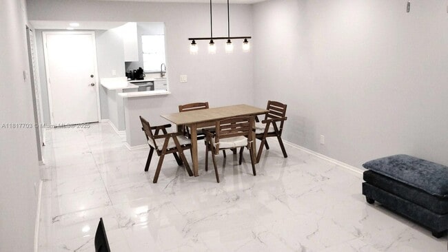 Building Photo - 200 Jacaranda Country Club Dr