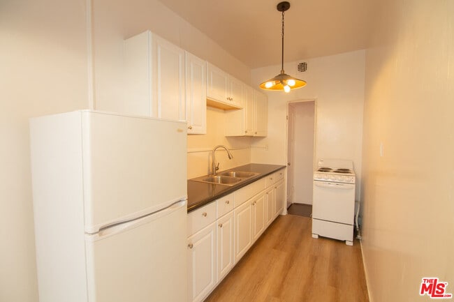 Building Photo - 1201 N Crescent Heights Blvd