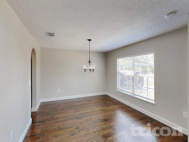 Foto del edificio - 13561 Linden Dr