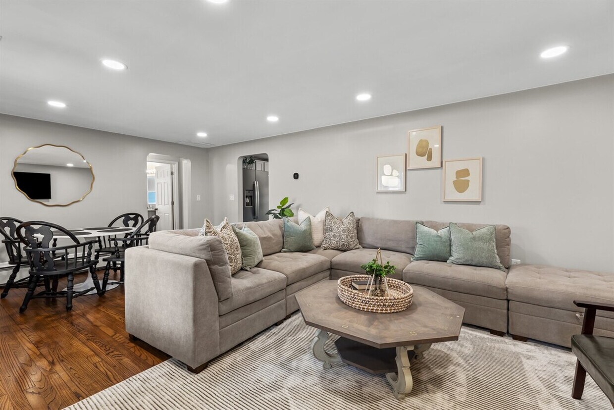 Foto principal - 8254 Mary Ann Ave