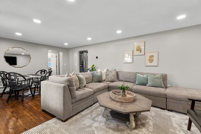 Building Photo - 8254 Mary Ann Ave