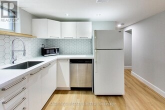 Building Photo - 2505 Gerrard St E
