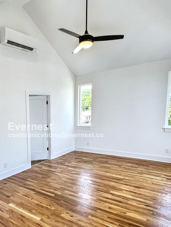 Building Photo - 2206 Buena Vista Pike
