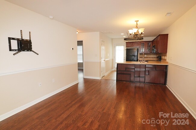 Building Photo - 715 Waterfall Way