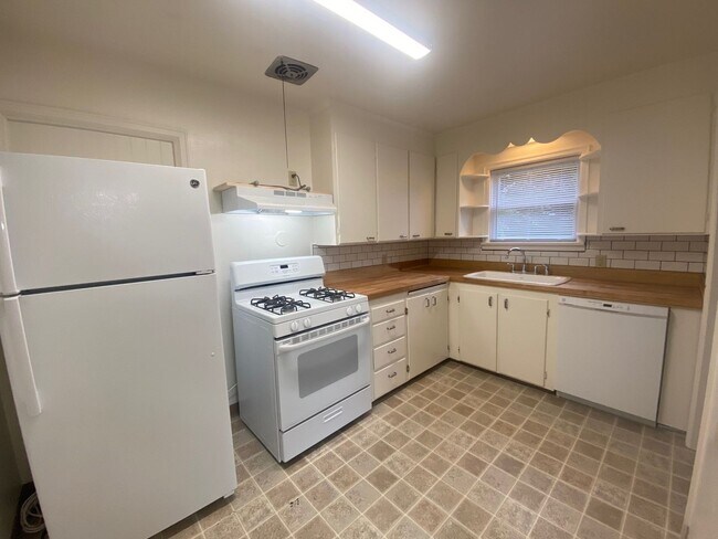 Foto del edificio - Wow! What a yard! 2/1 house with garage in excellent location