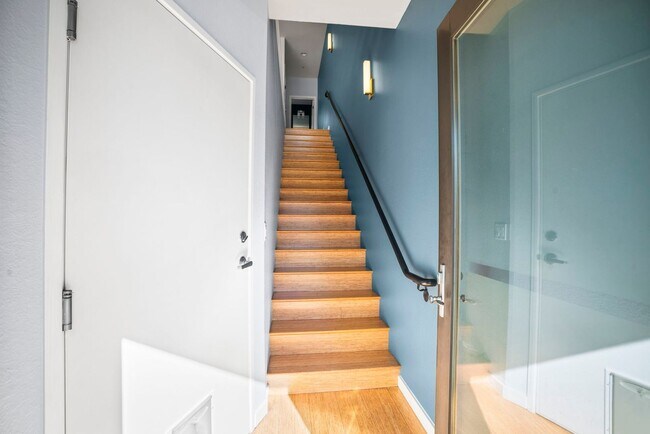 Foto del edificio - Townhome with EV Ready Garage!