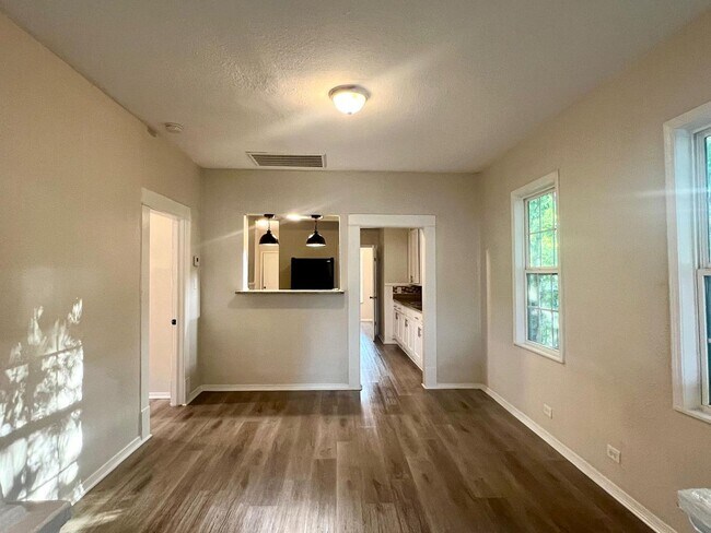 Building Photo - 106 Regina St