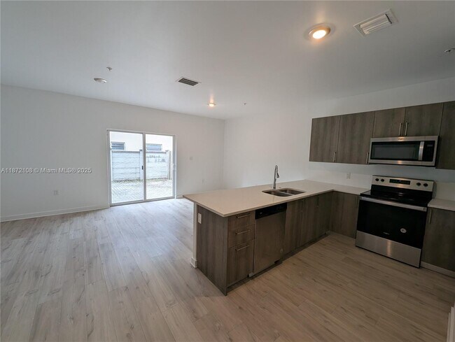 Foto del edificio - 170 NW 158th St