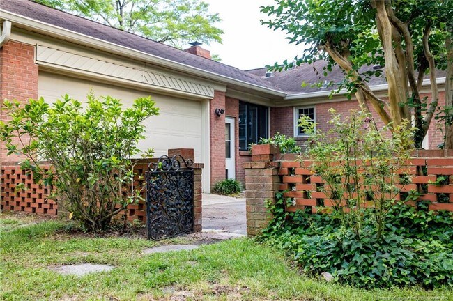 Building Photo - 2714 Mirror Lake Dr