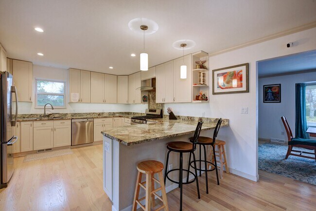 Foto del edificio - Large house with mountain views