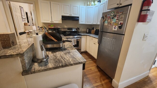 Building Photo - 19 Thatcher St