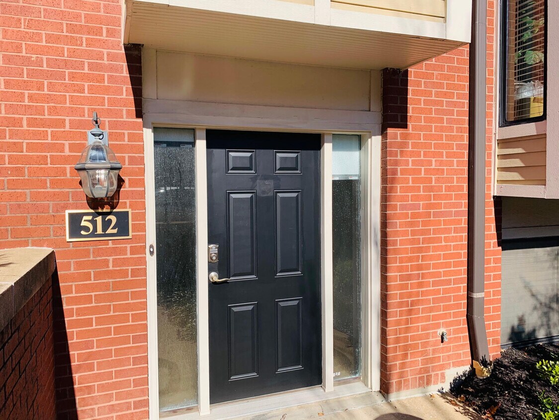 Foto principal - 512 W 10th St