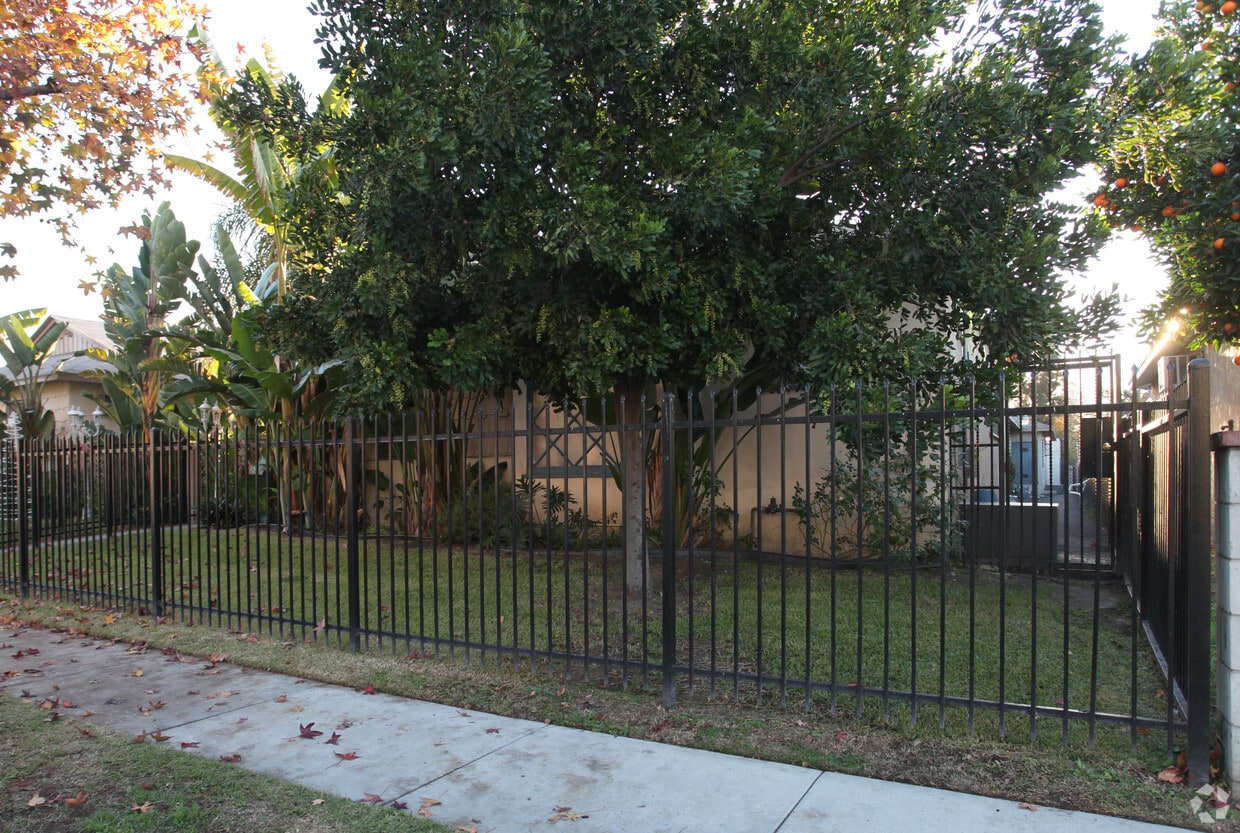 Building Photo - 218 W Elm Ave