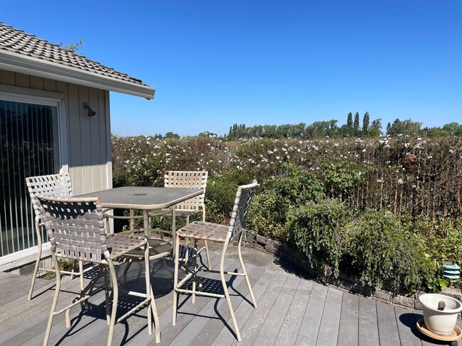 Building Photo - Rohnert Park Home Backs to Open Space!