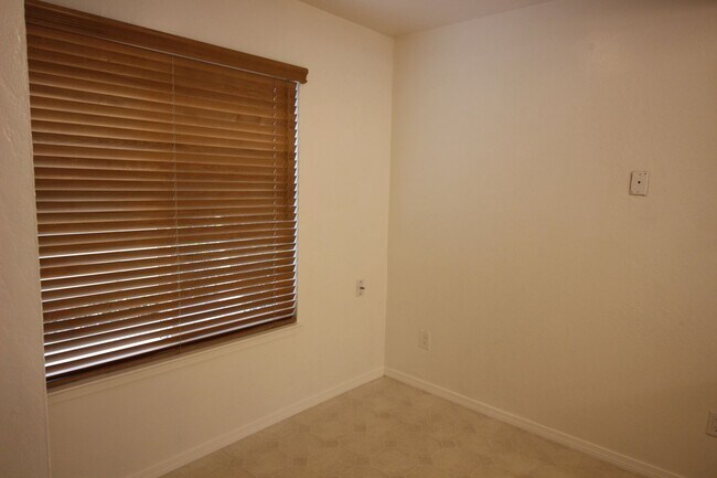 Foto del edificio - 2 Bedroom Townhome for Rent