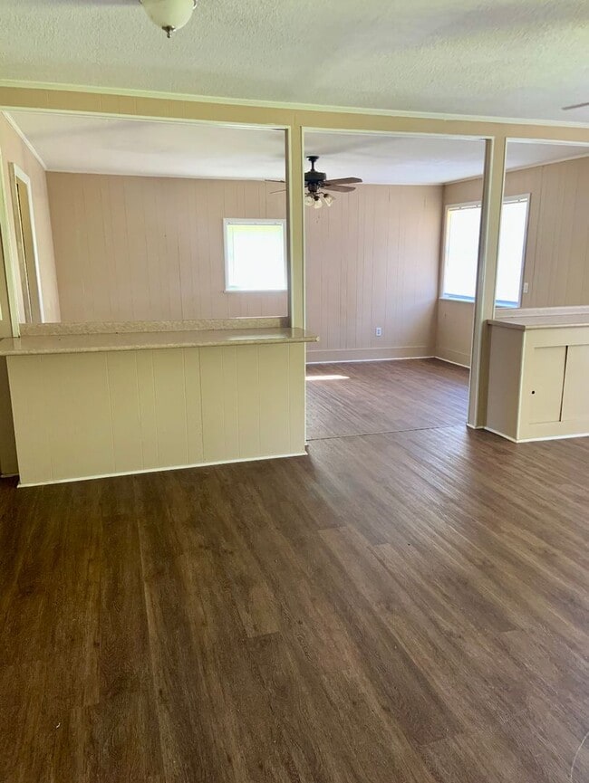 Building Photo - 3 Bed/1.5 Bath House