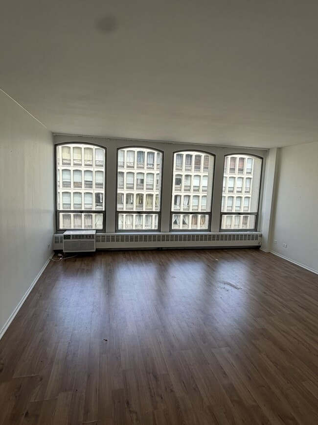 Building Photo - 1400 E 55th Pl