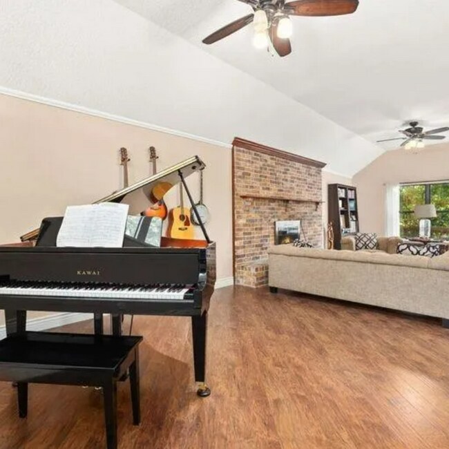 Foto del edificio - Spacious 5-Bedroom Home with Scenic Backya...
