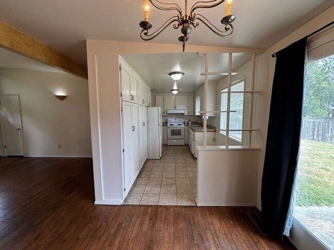 Foto del edificio - Charming 3-Bedroom Rambler with Spacious Yard & Convenient Location