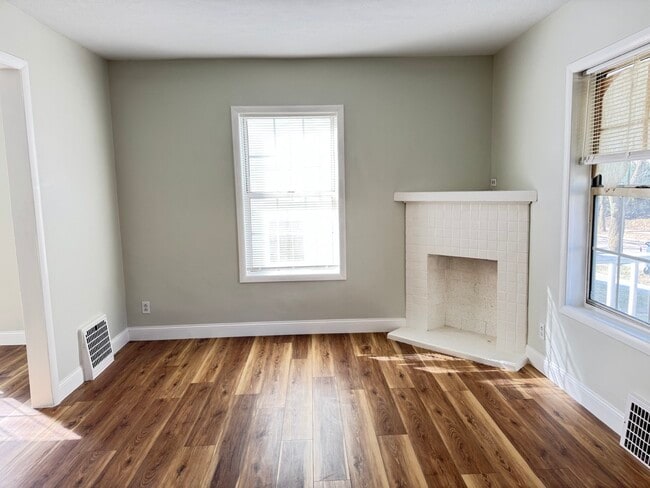 Building Photo - 143 Gale St